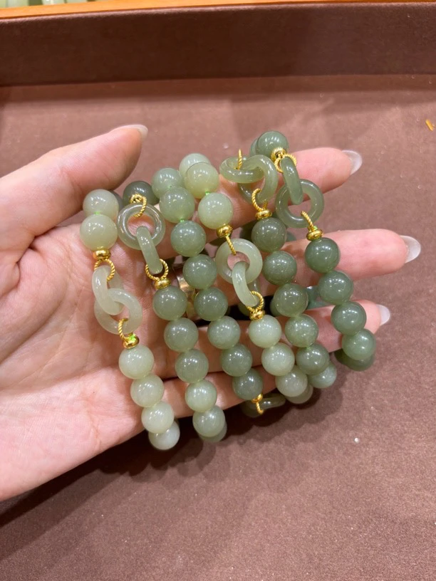 0010和田玉青海料环环相扣手串规格：约10mm多样性发其一