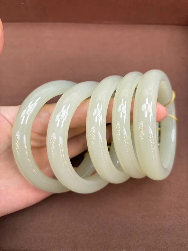 9026和田玉青海料晴水手镯多样性发其一