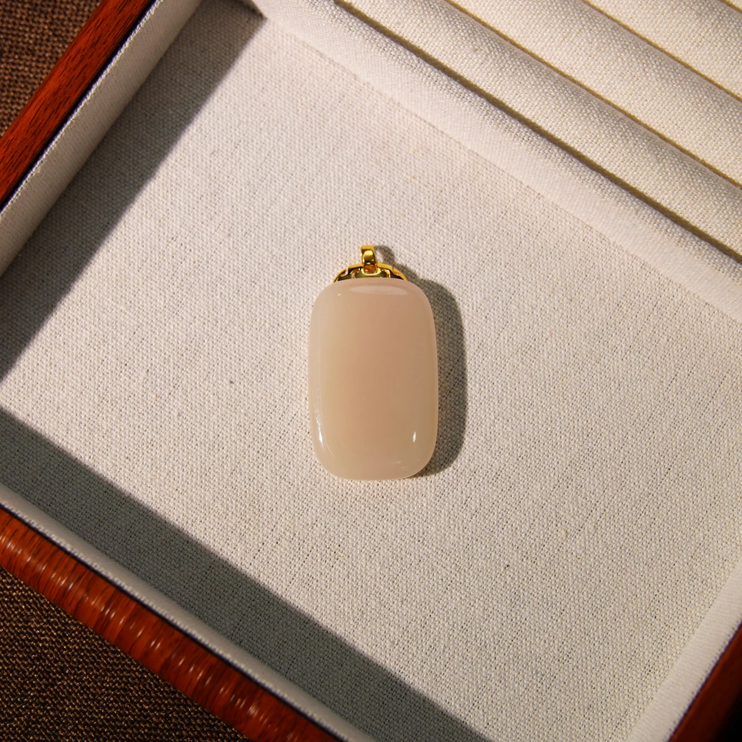 18K天然和田玉藕粉脂粉级红藕无事牌精美气质吊坠42*27*8.3mm