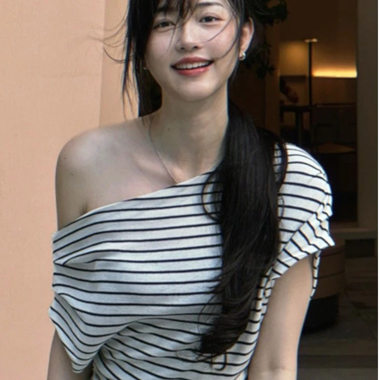 条纹露肩斜领短袖T恤女夏季新款爆款辣妹纯欲风显瘦气质绝美上衣