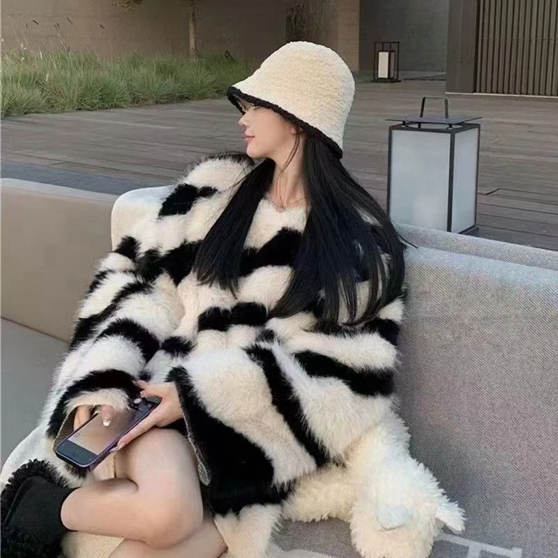 斑马纹V领毛衣女秋冬季加厚高级设计感小众软糯别致绝美毛绒上衣