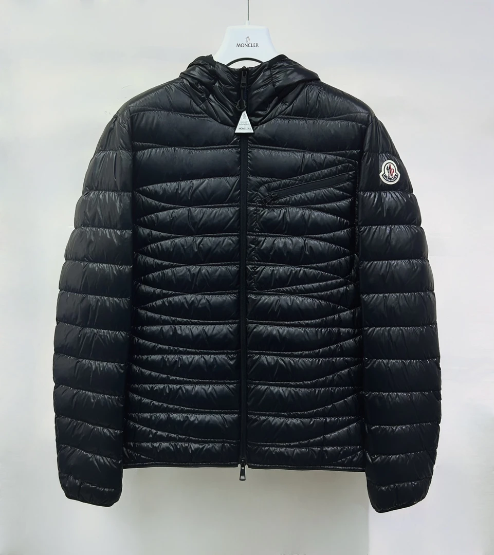 全新未使用 MONCLER 24秋冬胸口拉链男士戴帽 羽绒服 外套1A00087