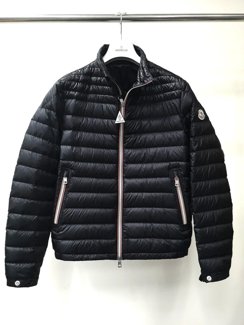 全新未使用 MONCLER 经典黑色 Daniel红白条纹轻薄羽绒服1A10900