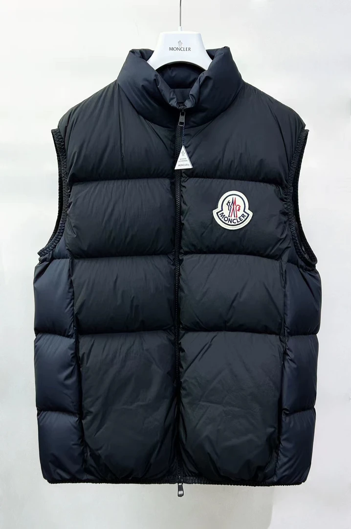 全新未使用 MONCLER M  ALMAZ胸口大标羽绒马甲背心1A00077