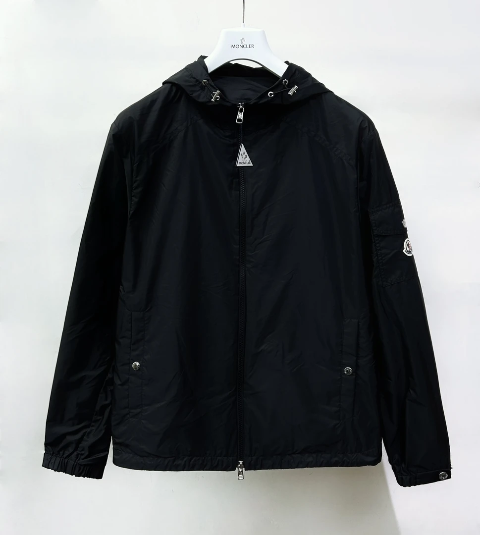 全新未使用 MONCLER 男士手臂口袋logo 黑色冲锋衣外套1A00101