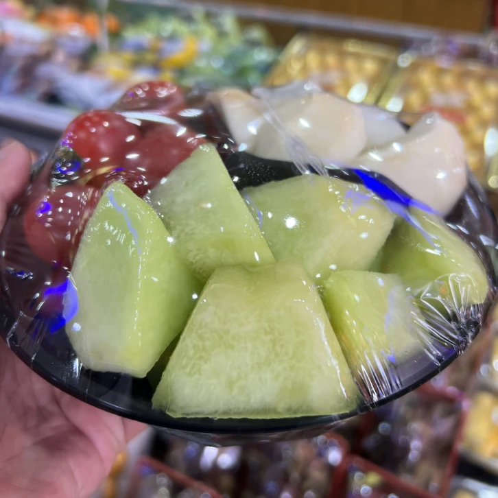 随机水果拼盘,各种水果随机搭配,根据门店实际情况随机安排,大份量超满足。