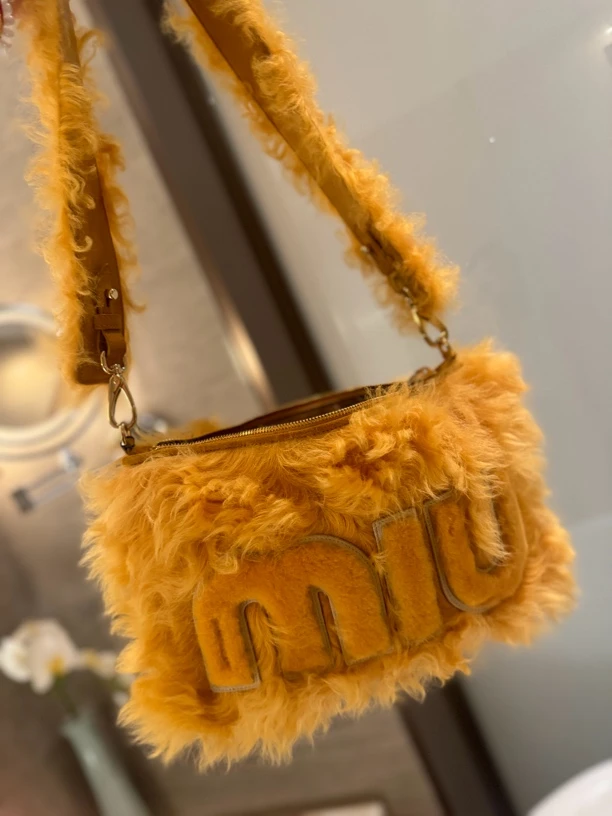 95新 MIU MIU/缪缪 缪缪毛绒斜挎包1110包展