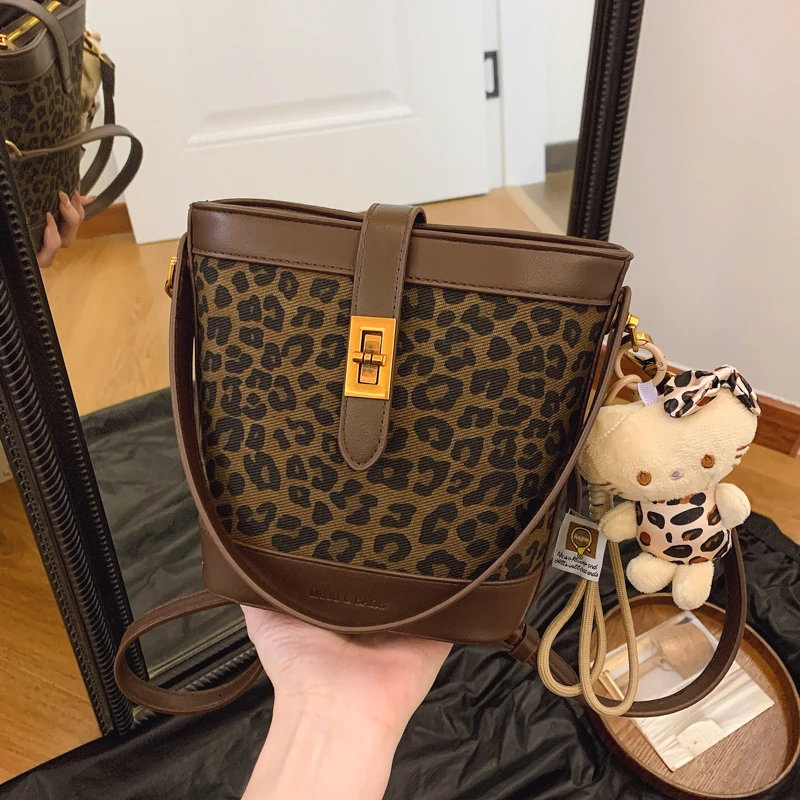 水桶斜跨包手提复古斜挎包包包女流行2024新款秋冬季轻奢小众设计