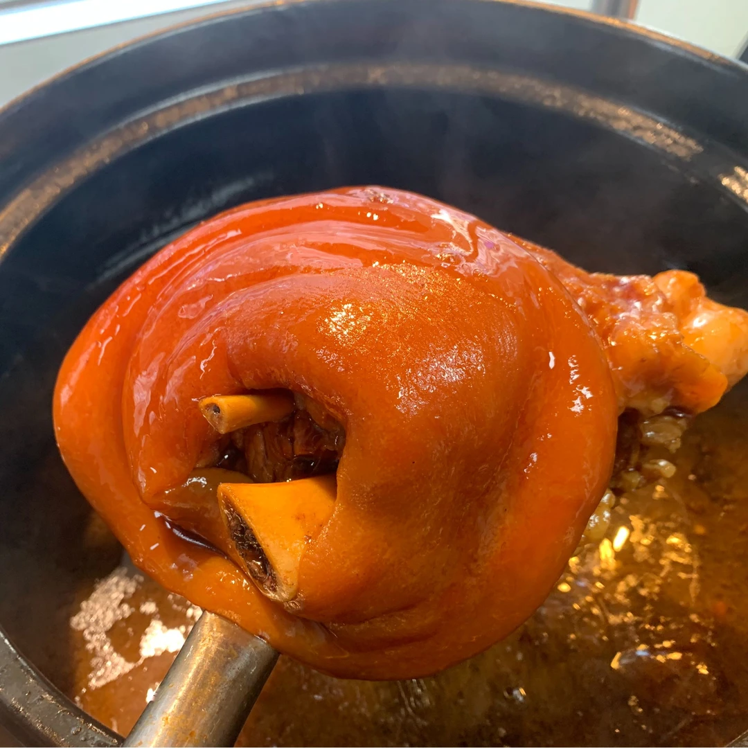 香泥烧砂锅酱香肘子