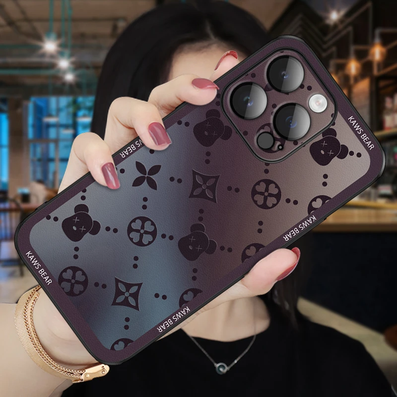 适用苹果16华为/oppo/vivo暗紫潮牌熊手机壳创意15promax高端情侣
