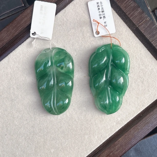 天然独龙玉冰飘花吊坠女款俏阳绿非洲翠叶子吊坠