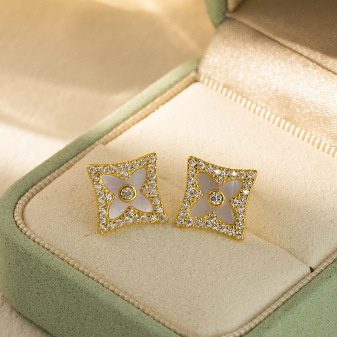 格格银楼 925银耳饰 气质轻奢金色四叶草白贝耳钉送闺蜜礼物精致