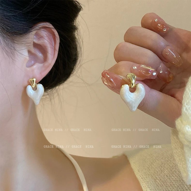 铜合金耳饰 爱心耳环气质时尚网红耳钉女轻奢小众设计感高级耳饰