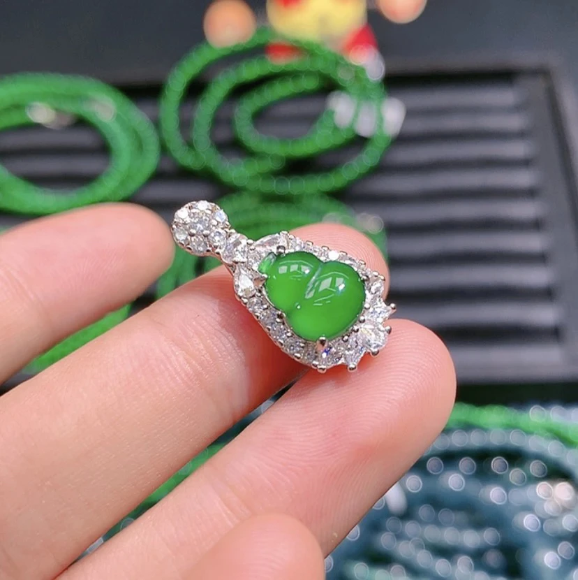 天然A货翡翠葫芦吊坠