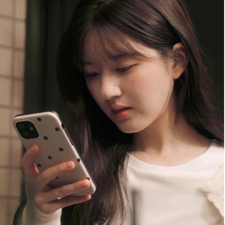 赵露思同款桑稚同款奶茶白色波点苹果华为14pro手机壳iphone13/12