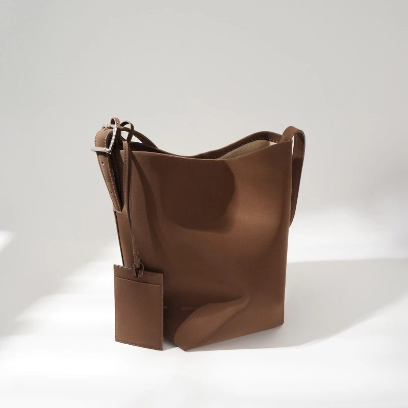 韩版小众软牛皮复古通勤水桶包女式2024新款大容量单肩斜挎手提包