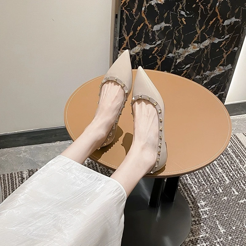 两个跟高~经典款铆钉尖头平底鞋浅口单鞋尖头软底平跟鞋㿺䕀