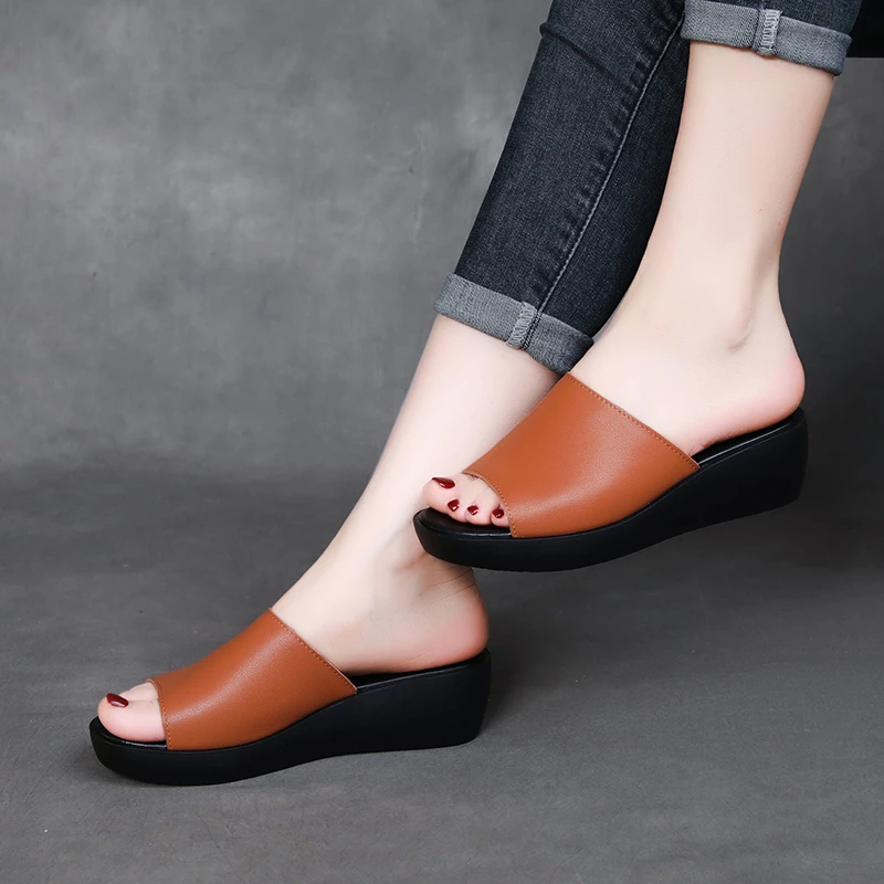 女士真皮凉拖鞋外穿2025年夏季中跟坡跟厚底软底防滑中年妈妈拖鞋