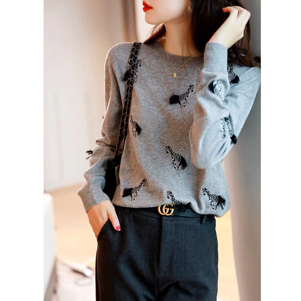 蔻菲图女装春秋时尚新款设计感小马刺绣休闲慵懒感长袖针织衫毛衣