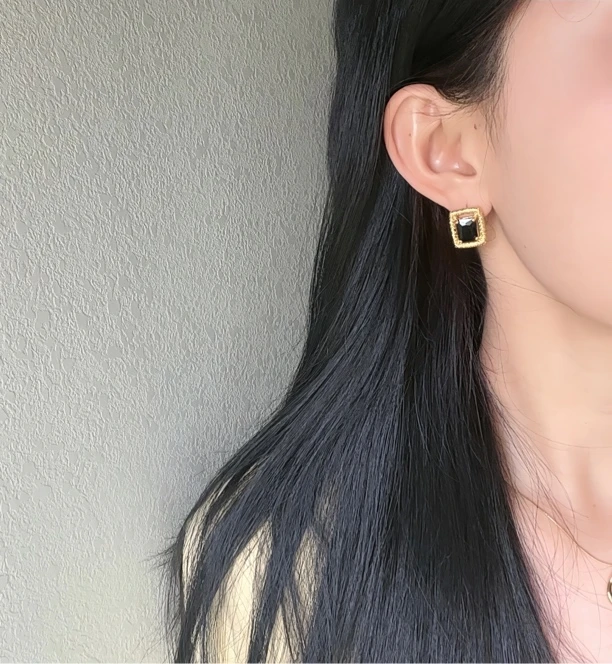铜合金耳饰 法式复古黑色方形耳钉女简约设计高级耳环金色耳饰