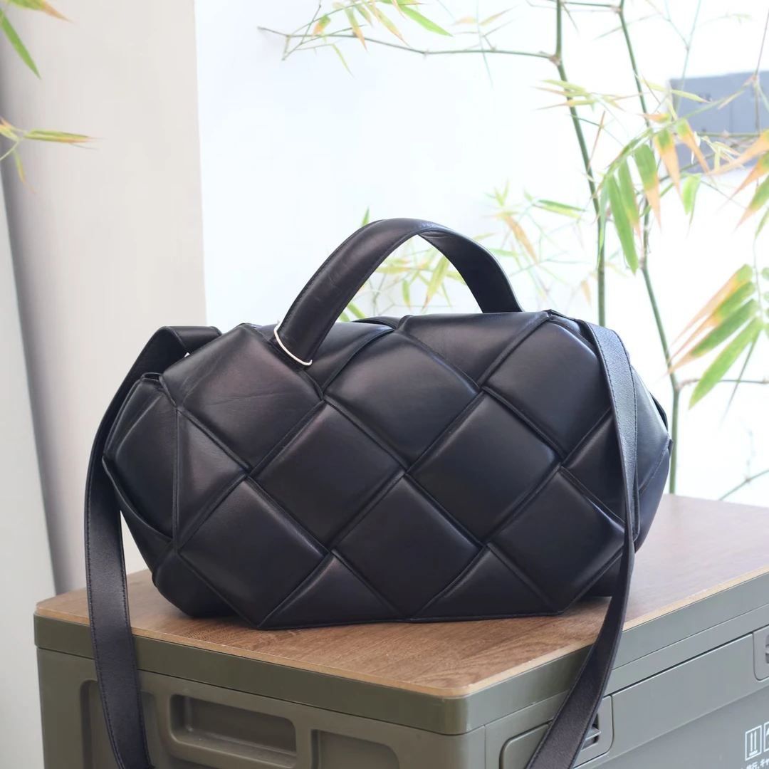 99新 BOTTEGA VENETA/葆蝶家 中号MAIN编织黑色斜挎包枕头包