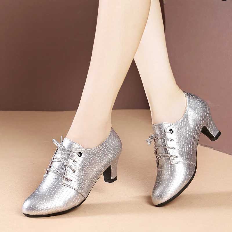 春季女士银色交谊舞鞋中高跟走秀鞋室外舞蹈鞋软底广场跳舞鞋外穿