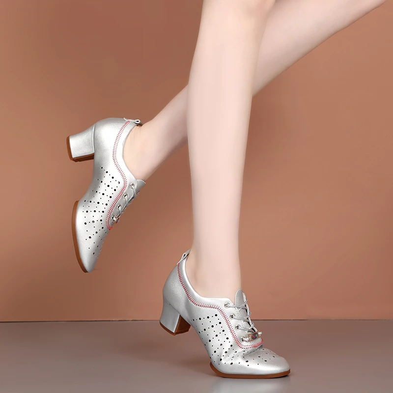 广场舞鞋银色镂空舞蹈鞋真皮透气女士中跟水兵舞交谊舞鞋时尚外穿