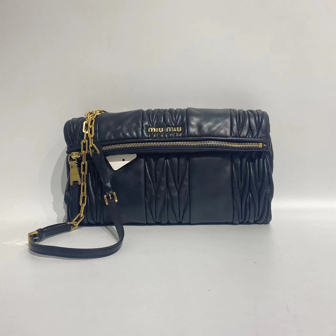 95新 MIU MIU/缪缪 黑金斜挎包
