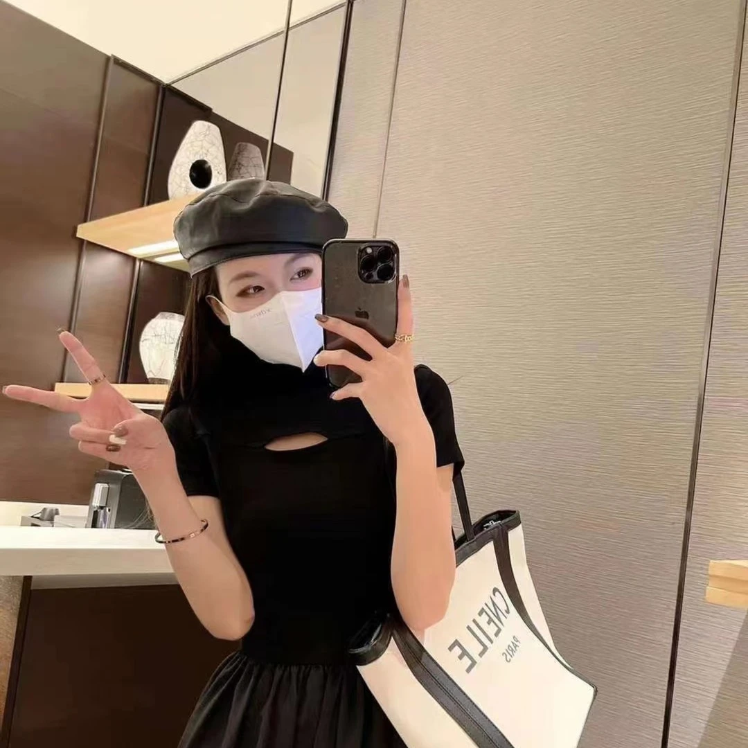 高领小众镂空连衣裙