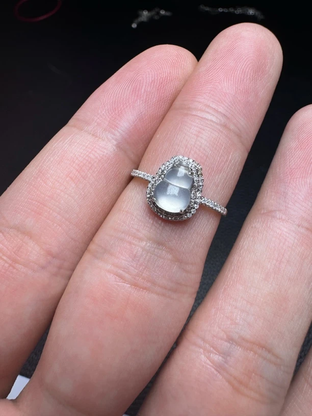 18k金镶嵌缅甸翡翠白冰葫芦戒指