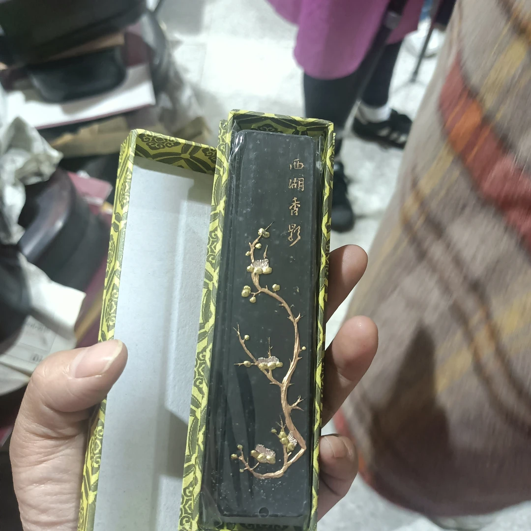 2000年2两微瑕西湖香影1包