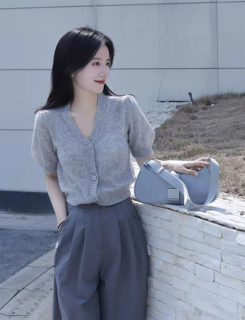 灰色短袖毛衣针织衫女夏新款V领泡泡袖T恤温柔韩系chic别致上衣女