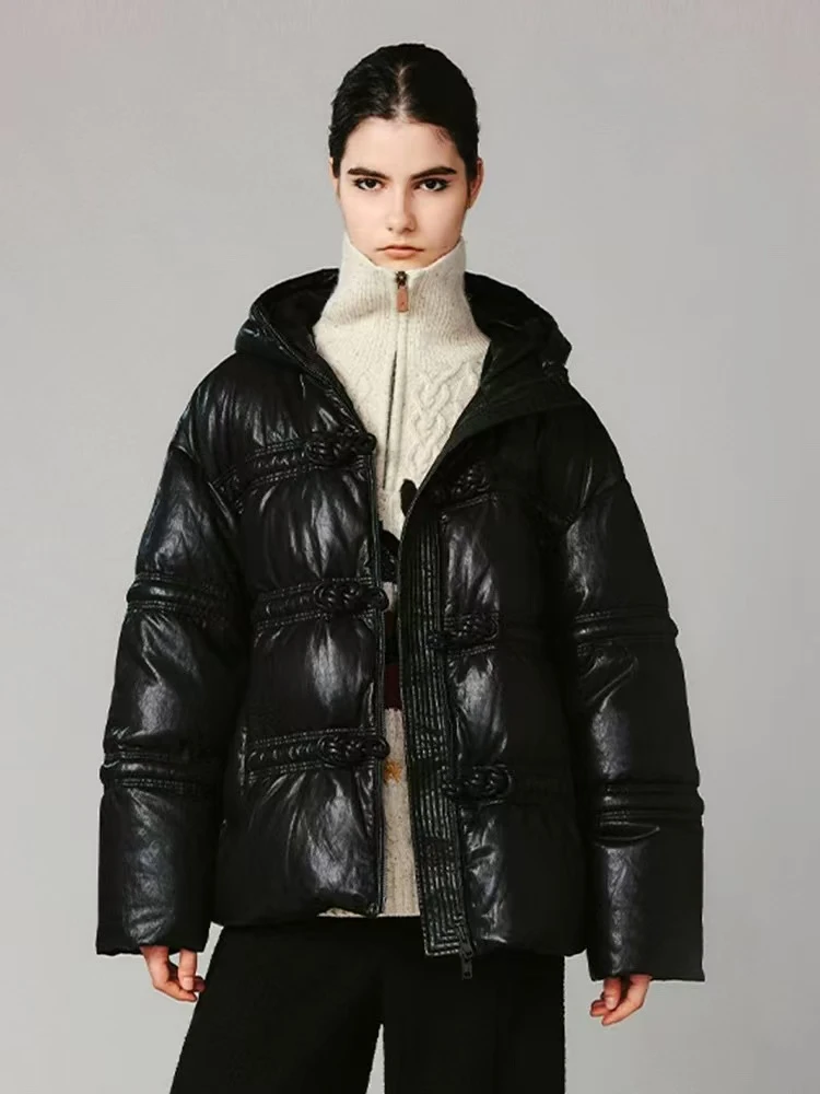 UOOYAA/乌丫2024冬季新款立体穿绳盘扣PU蛋白皮保暖羽绒服4999