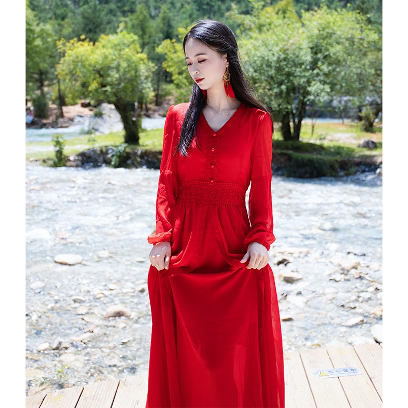 红色显瘦女夏季2025新款沙滩裙沙漠旅游拍照青海湖大摆超仙长裙