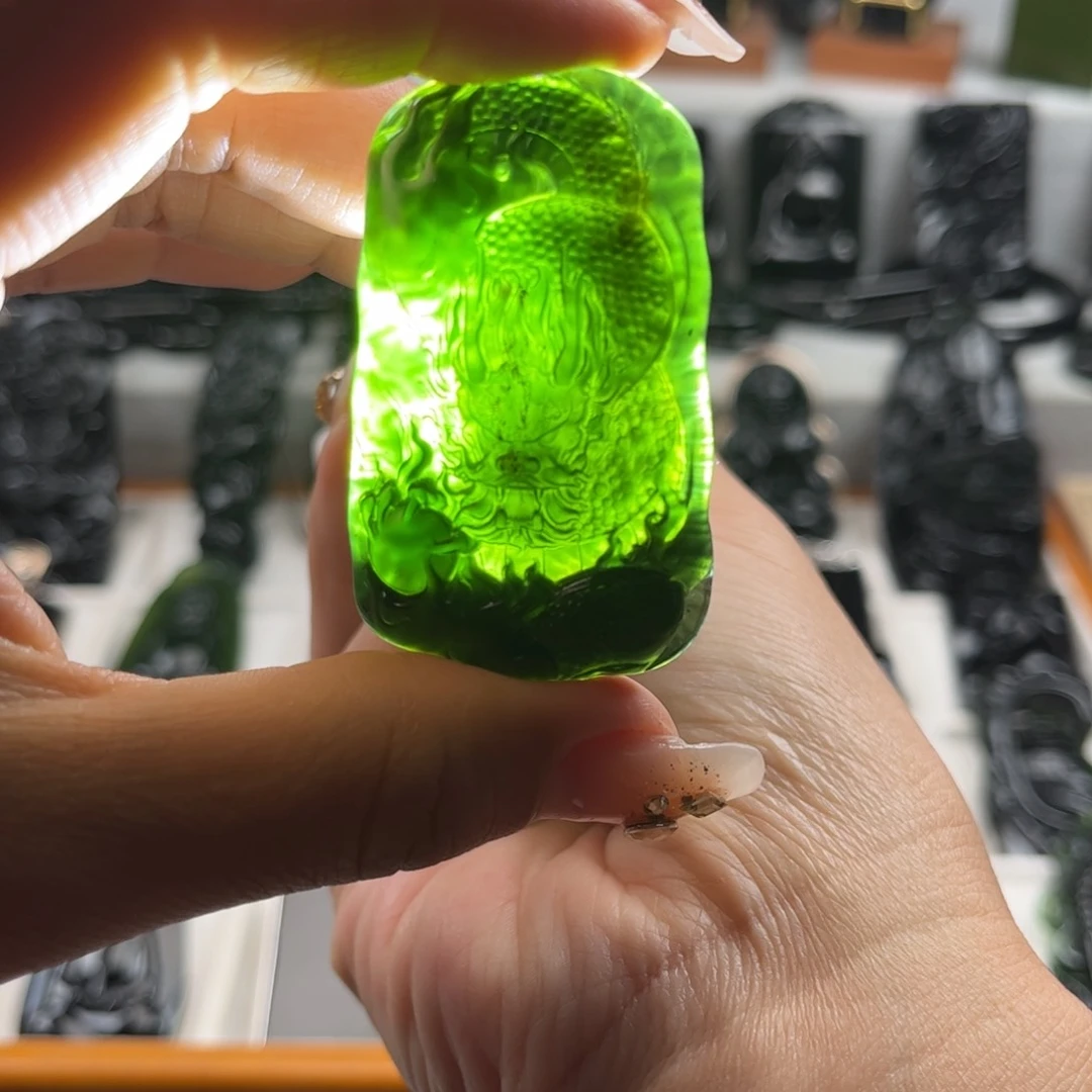 蛇纹石玉颈饰合金