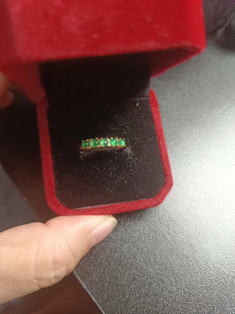 天然翡翠绿色精美