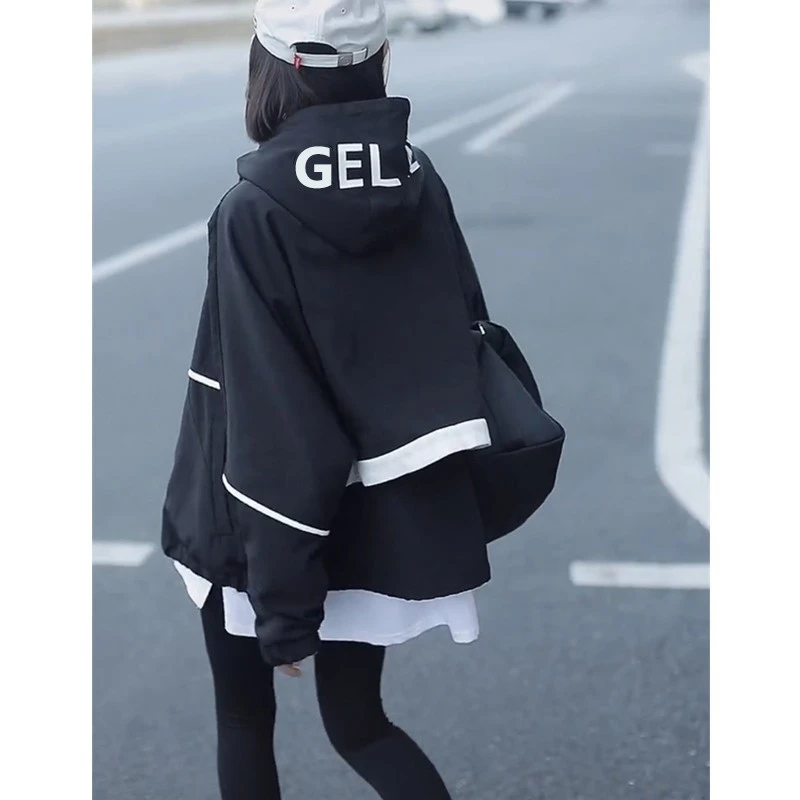 外套女款春秋季欧货运动洋气宽松薄款连帽小个子短款冲锋衣黑色