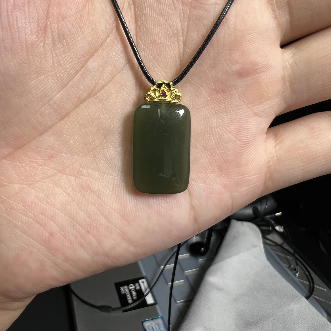 和田玉深色系无事牌s925银镀金镶嵌精致款坠链气质时尚