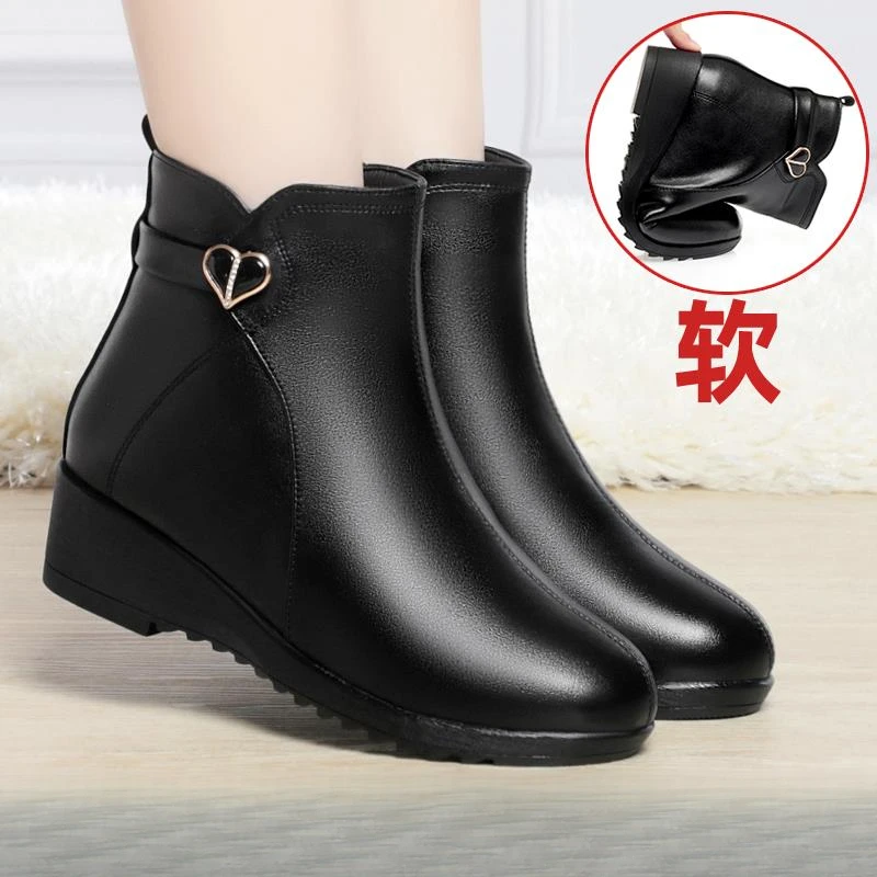 2025新款软皮软底妈妈鞋时尚春季加绒保暖短靴中老年女鞋防滑女士