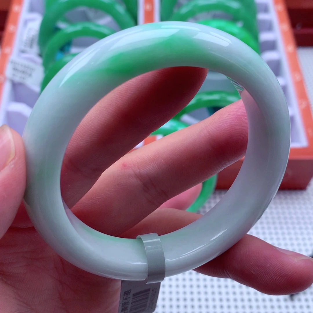 翡翠手镯未镶嵌翡翠