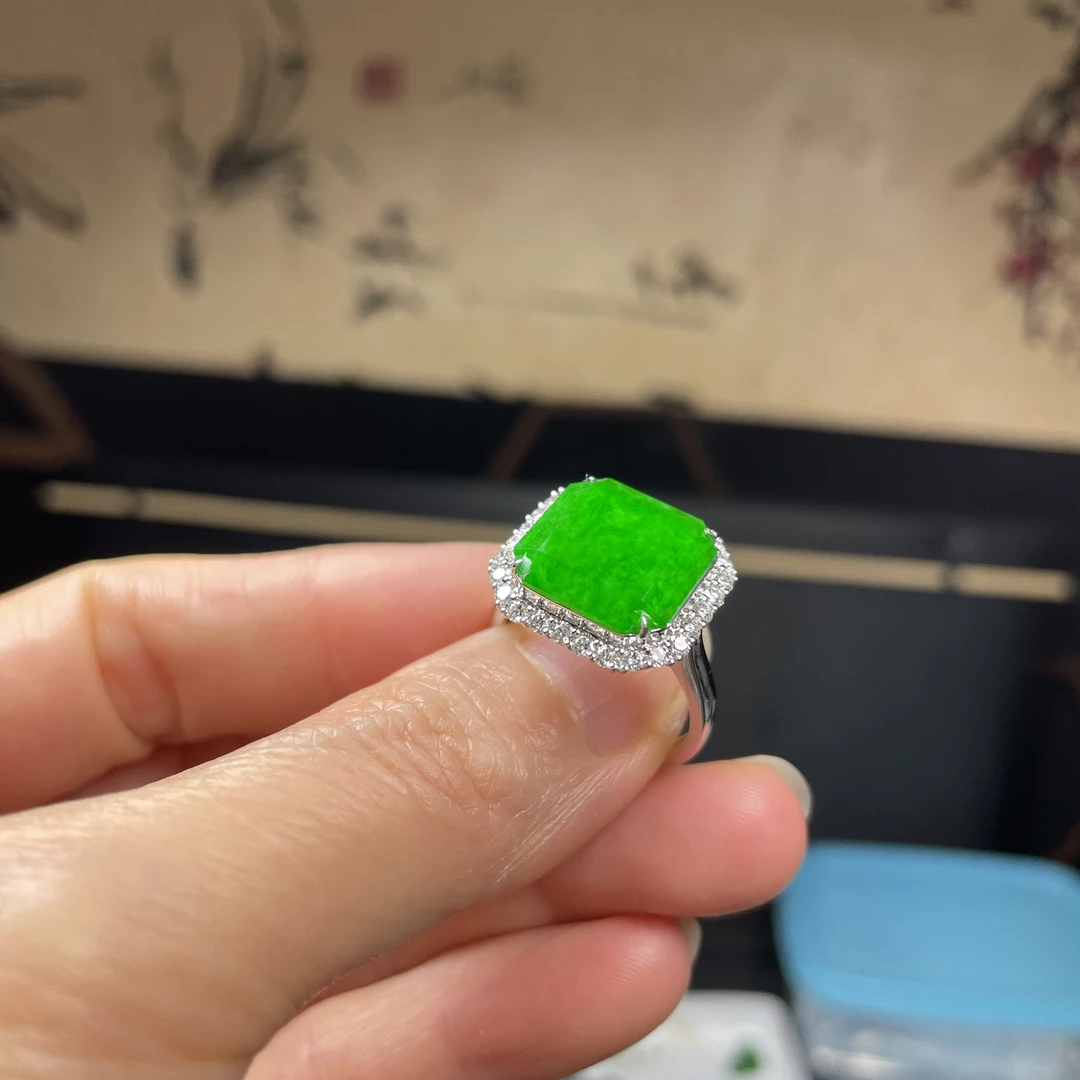 18 K金镶嵌缅甸的翡翠方塘戒指一枚（裸石尺寸13 m m、3