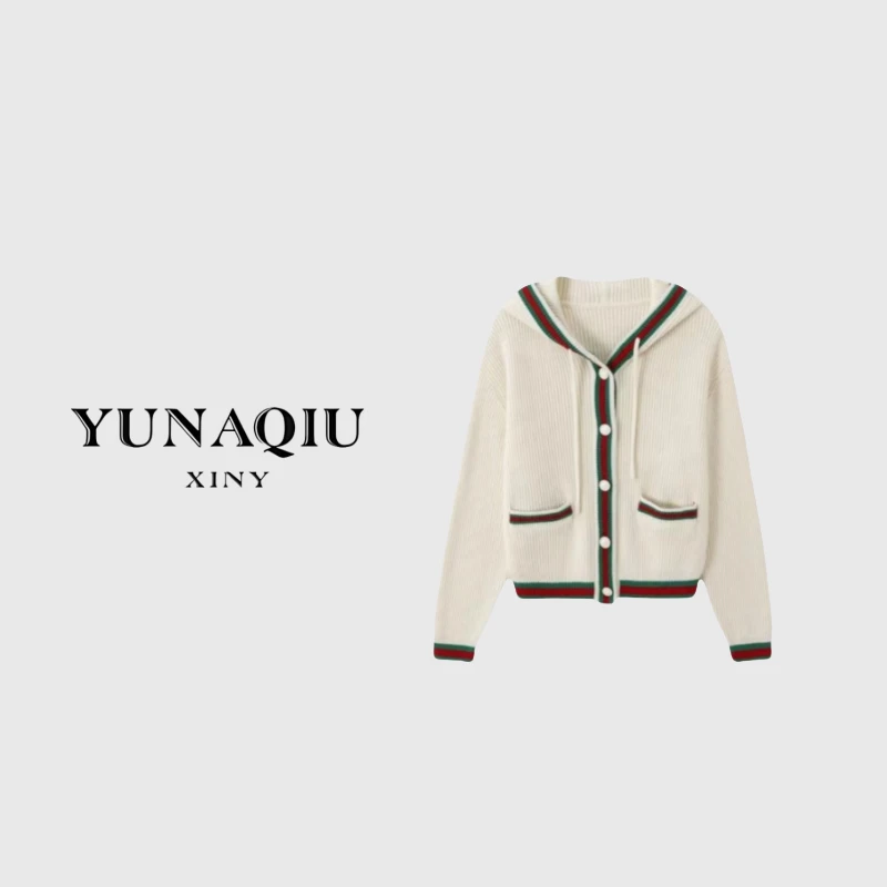 YUNAQIU经典红绿拼色双口袋单排扣连帽抽绳针织毛衣外套-8468