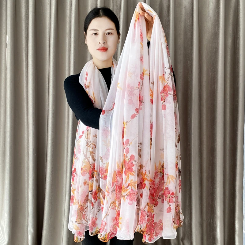 秋冬款白色丝巾女士桃花印花外搭妈妈款时尚纱巾超大沙滩披肩两用