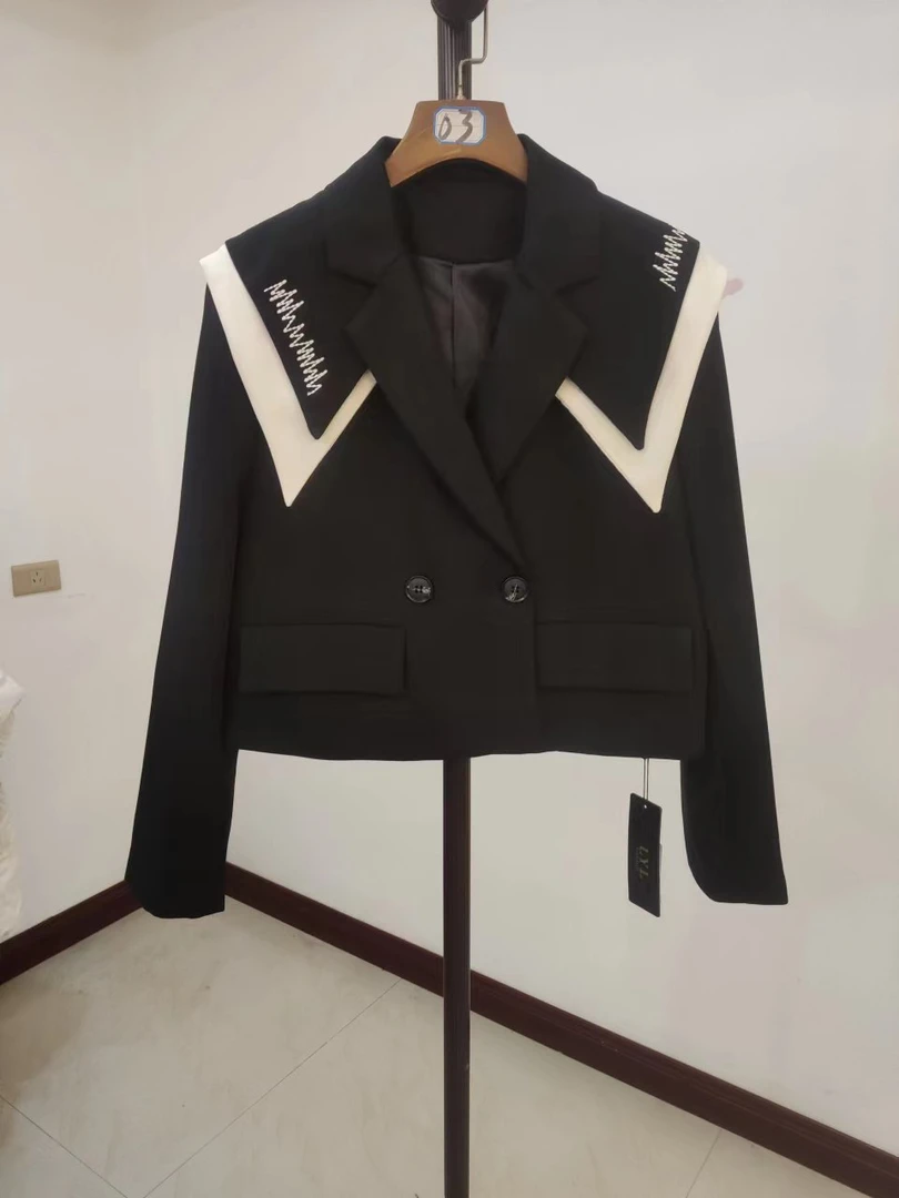 精品时尚休闲短外套。