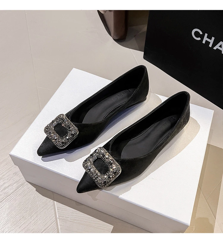 法式尖头单鞋女2024年新款秋冬浅口鞋子水钻黑色女士气质平底瓢鞋