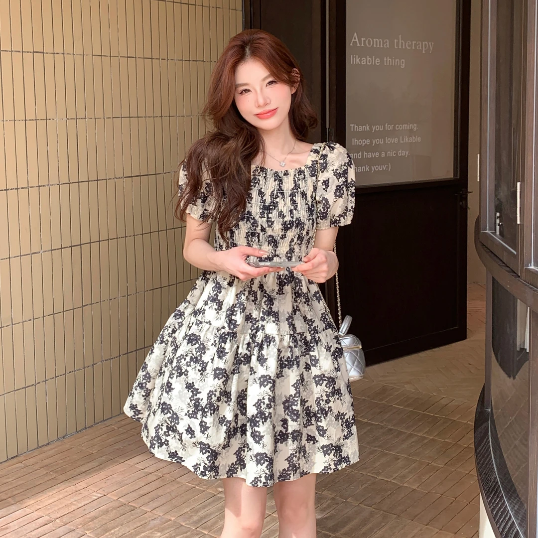法式茶歇黑色碎花连衣裙女2025夏季新款设计感复古收腰显瘦a字裙