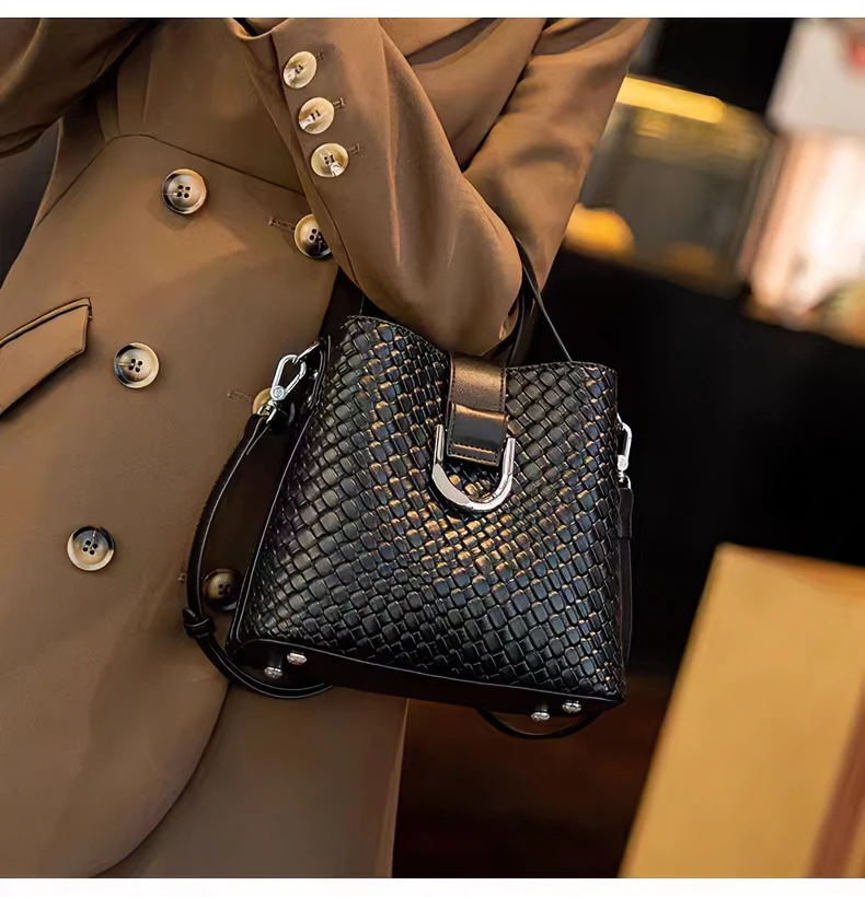 戈兰黛气质包包女士新款时尚真皮编织水桶包通勤百搭单肩斜跨包
