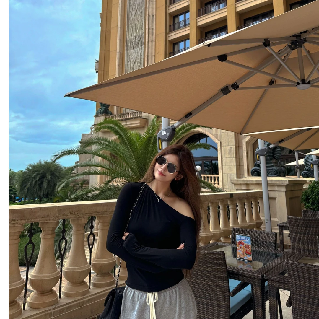 主播推荐-小众设计师款斜肩褶皱修身长袖上衣