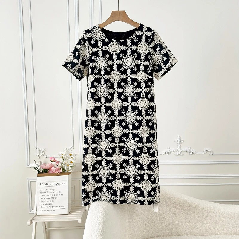 COLD MEDIUM新中式女装时尚夏季优雅设计师绣花圆领遮肉连衣裙A69