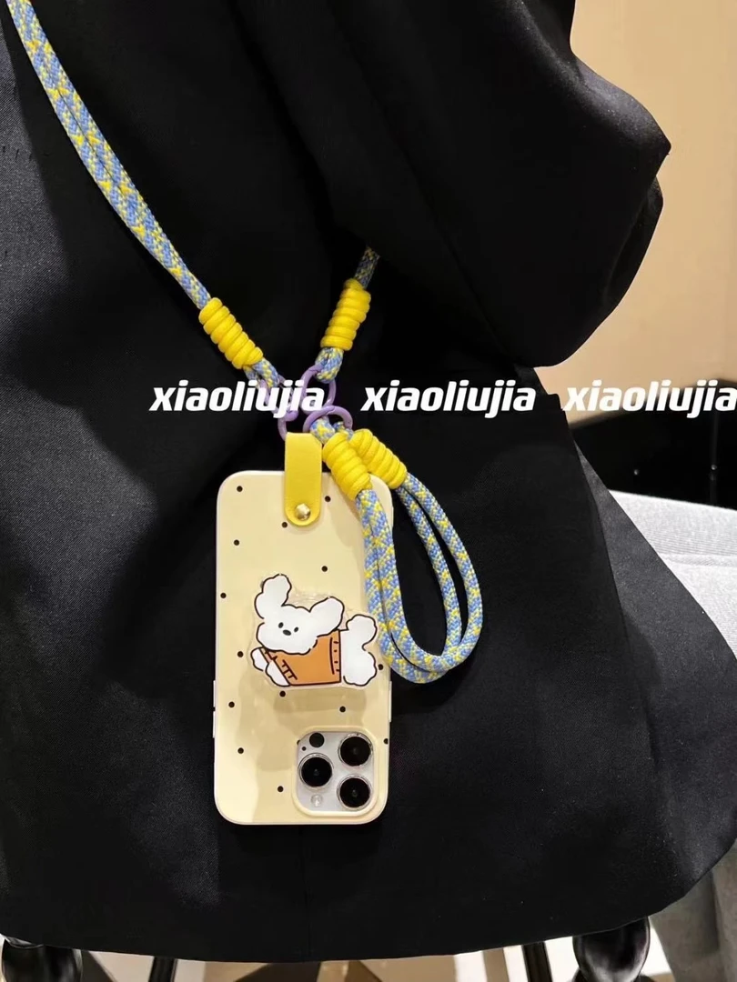 奶黄波点毛衣小狗支架适用苹果15iPhone14promax手机壳1112斜跨13